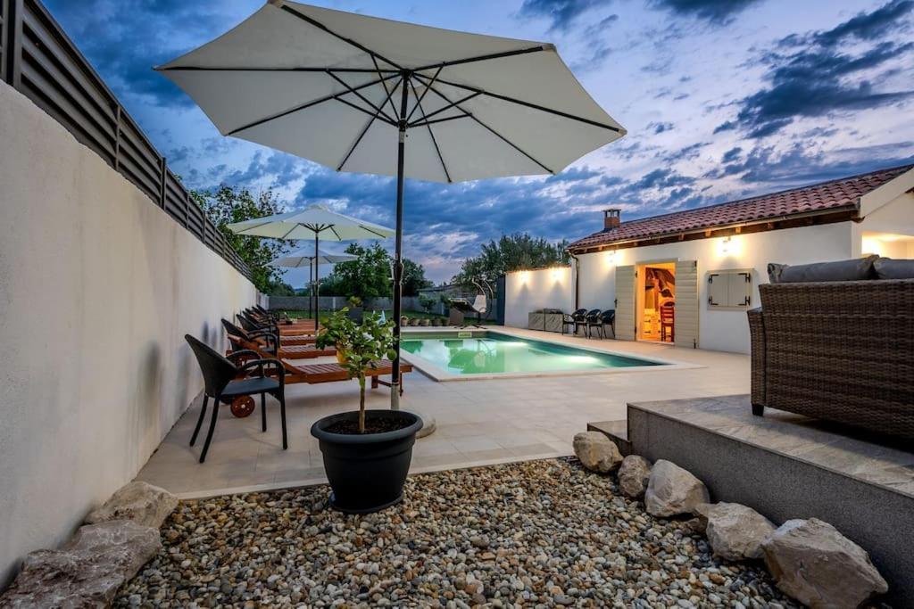 Villa Leny With Pool Sukošan Exteriér fotografie